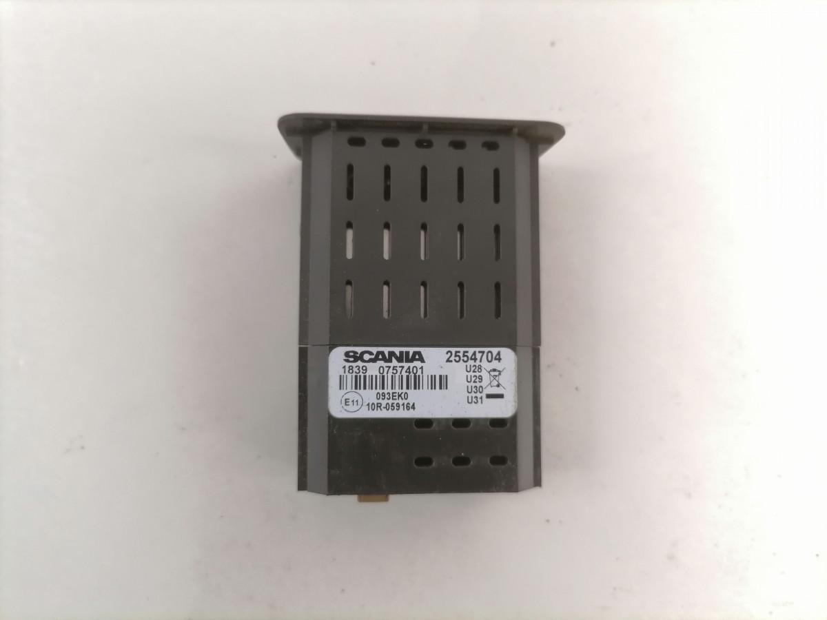 Scania USB pistiku paneel 2554704 - Electrical system for Truck: picture 4 Scania USB pistiku paneel 2554704 - Electrical system for Truck: picture 4