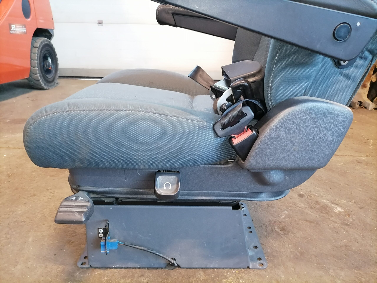 Volvo Passenger seat 21065292 - Seat for Truck: picture 5 Volvo Passenger seat 21065292 - Seat for Truck: picture 5