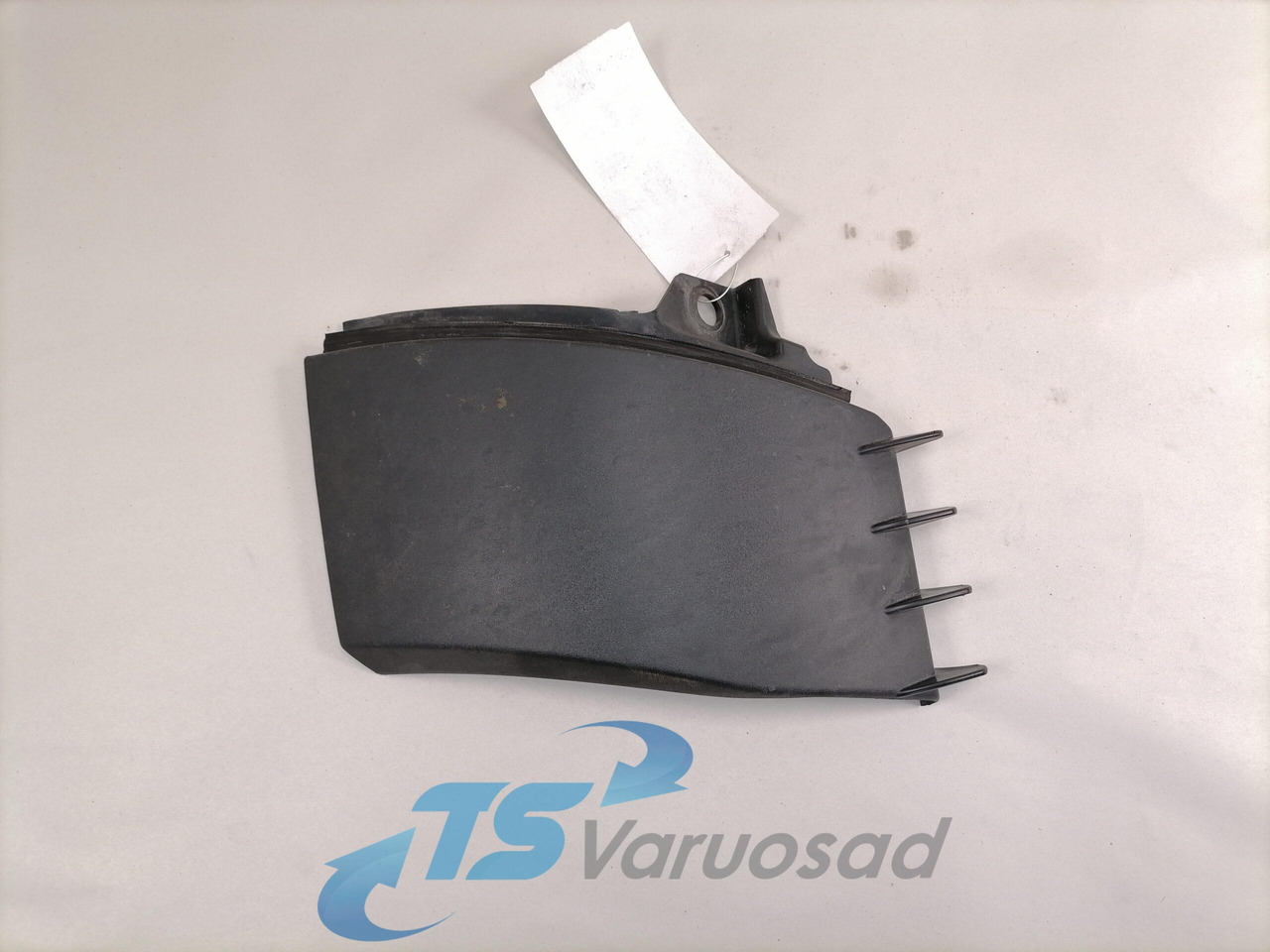 Volvo Plastikdetail 82835601 - Aerodynamics/ Spoiler for Truck: picture 1 Volvo Plastikdetail 82835601 - Aerodynamics/ Spoiler for Truck: picture 1