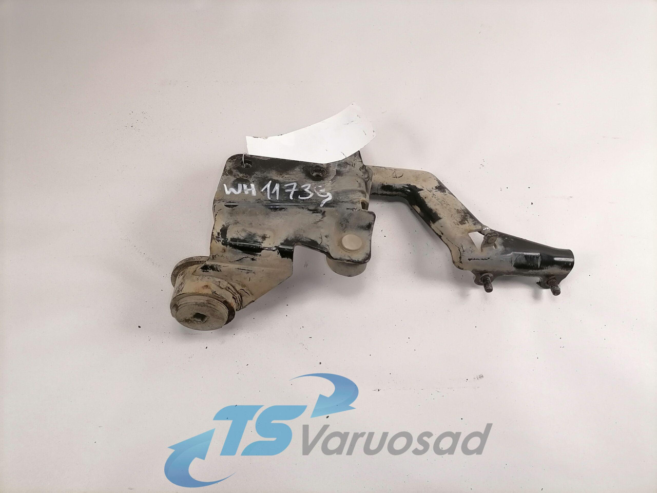 Volvo lower grille carrier hinge 20528507 - Grill for Truck: picture 1 Volvo lower grille carrier hinge 20528507 - Grill for Truck: picture 1