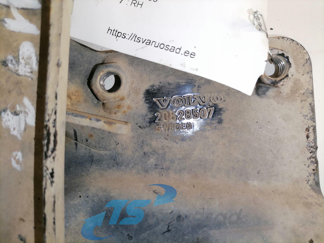 Volvo lower grille carrier hinge 20528507 - Grill for Truck: picture 2 Volvo lower grille carrier hinge 20528507 - Grill for Truck: picture 2
