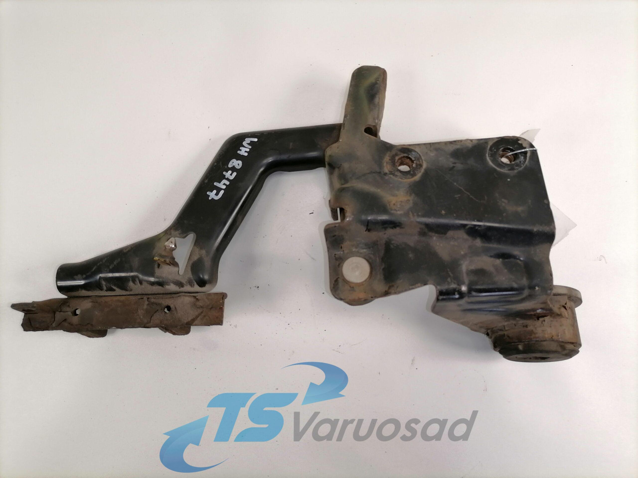 Volvo lower grille carrier hinge 20545094 - Grill for Truck: picture 3 Volvo lower grille carrier hinge 20545094 - Grill for Truck: picture 3