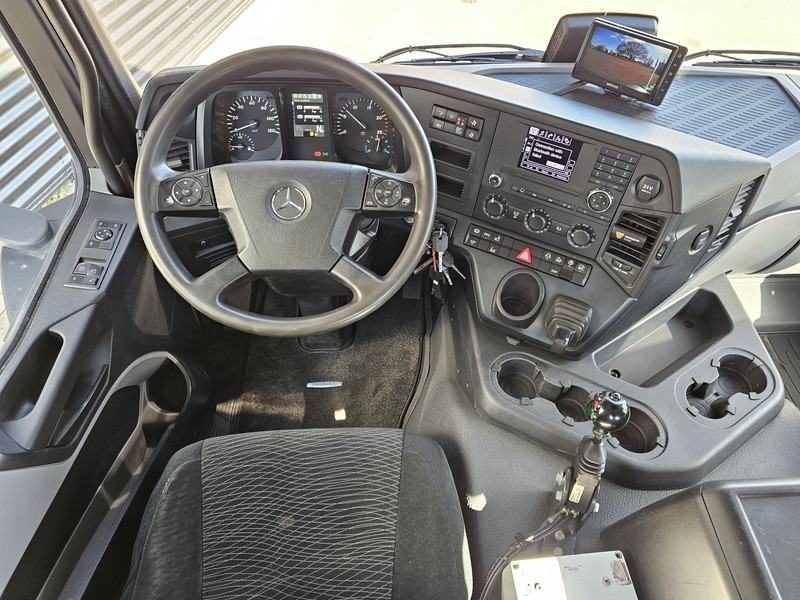 Interior photo 2: Hook lift truck Mercedes-Benz Antos 3546 / 8x2/6 / HOOKLIFT / ABROLLKIPPER
