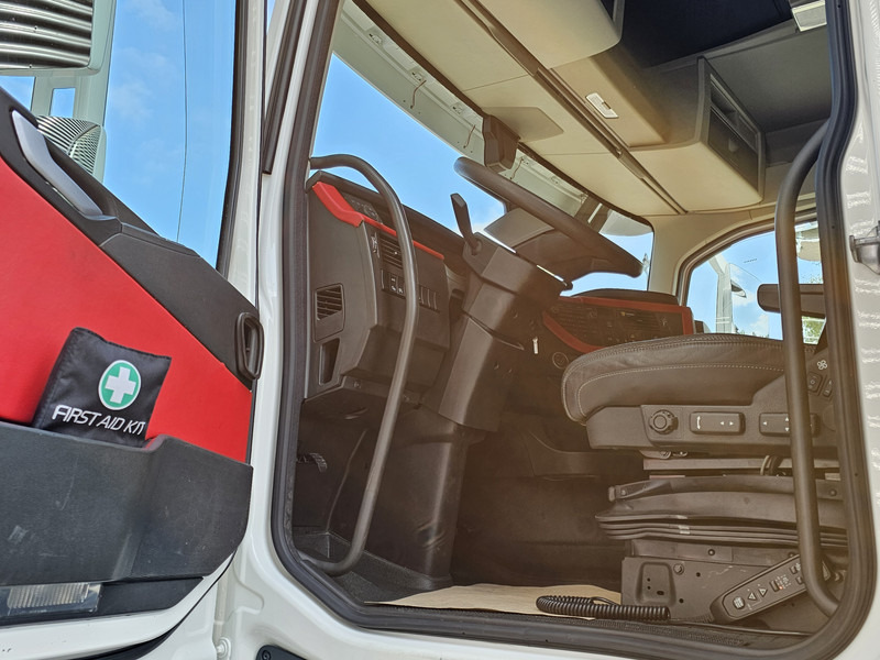Crane truck Volvo FH 540 8x4-4 / FASSI 71 t/m CRANE + JIB WINCH / KRAN / GRUA: picture 15