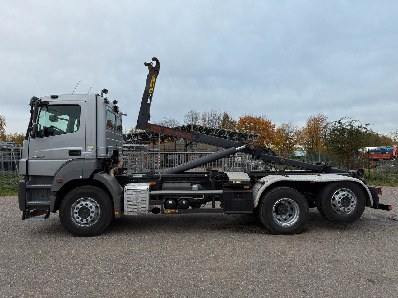 Mercedes-Benz 2540 L 6x2 Palfinger T20 mit hydr. Containerverr - Hook lift truck: picture 3 Mercedes-Benz 2540 L 6x2 Palfinger T20 mit hydr. Containerverr - Hook lift truck: picture 3