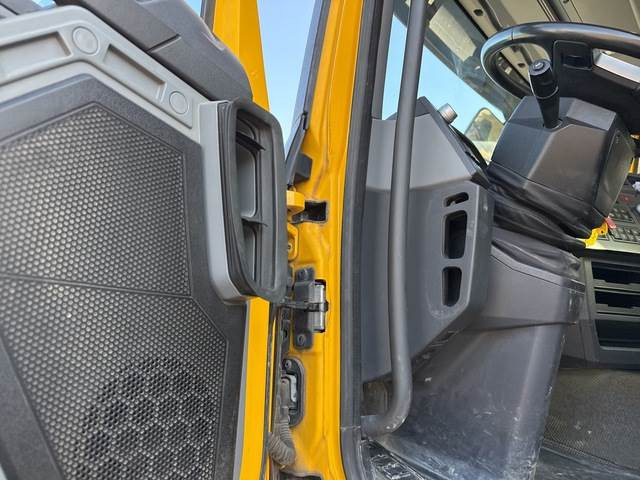 Tipper, Crane truck Renault C380: picture 16
