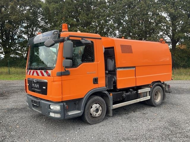 MAN TGL12.220 - Road sweeper: picture 1 MAN TGL12.220 - Road sweeper: picture 1