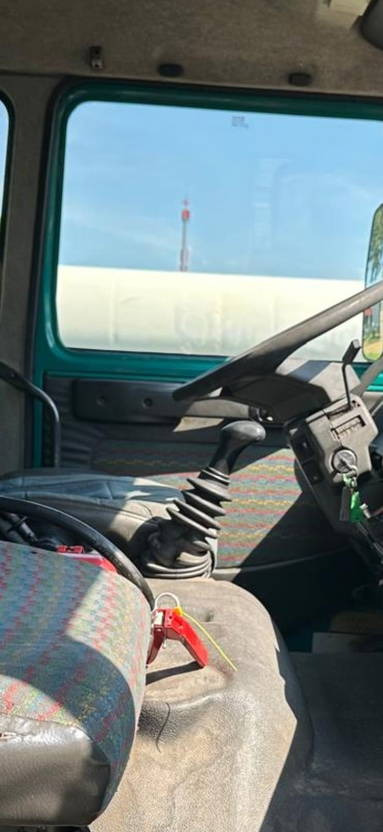 Interior photo 1: Tank truck Renault Midliner 150