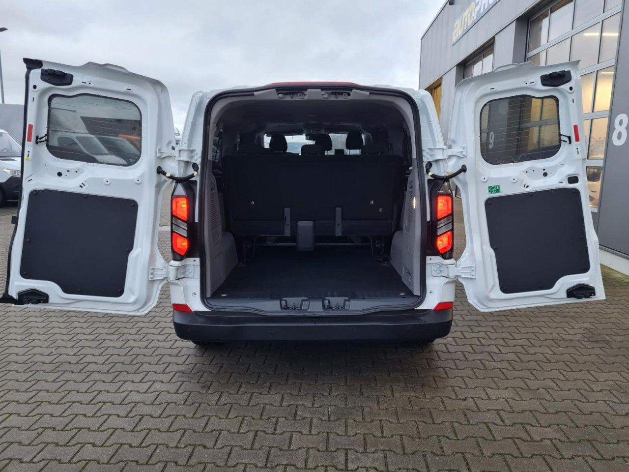 Ford Transit Custom Kombi 320 L2 Trend 9 Sitze KAMERA - Car: picture 5 Ford Transit Custom Kombi 320 L2 Trend 9 Sitze KAMERA - Car: picture 5