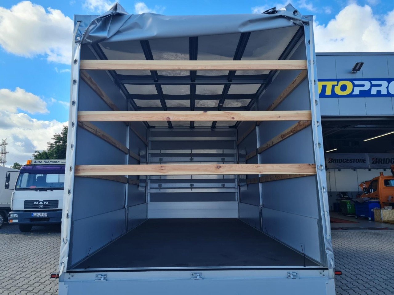 Mercedes-Benz Sprinter 317 Pritsche Plane Schlafkab RWD 10 Pal - Curtain side van: picture 5 Mercedes-Benz Sprinter 317 Pritsche Plane Schlafkab RWD 10 Pal - Curtain side van: picture 5