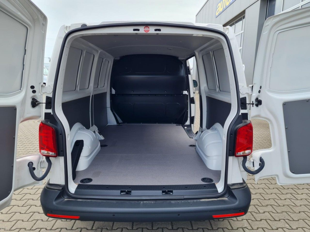Volkswagen T6.1 Kasten lang DSG KLIMA KOMFORT ACC TEMPO PDC - Small van: picture 5 Volkswagen T6.1 Kasten lang DSG KLIMA KOMFORT ACC TEMPO PDC - Small van: picture 5
