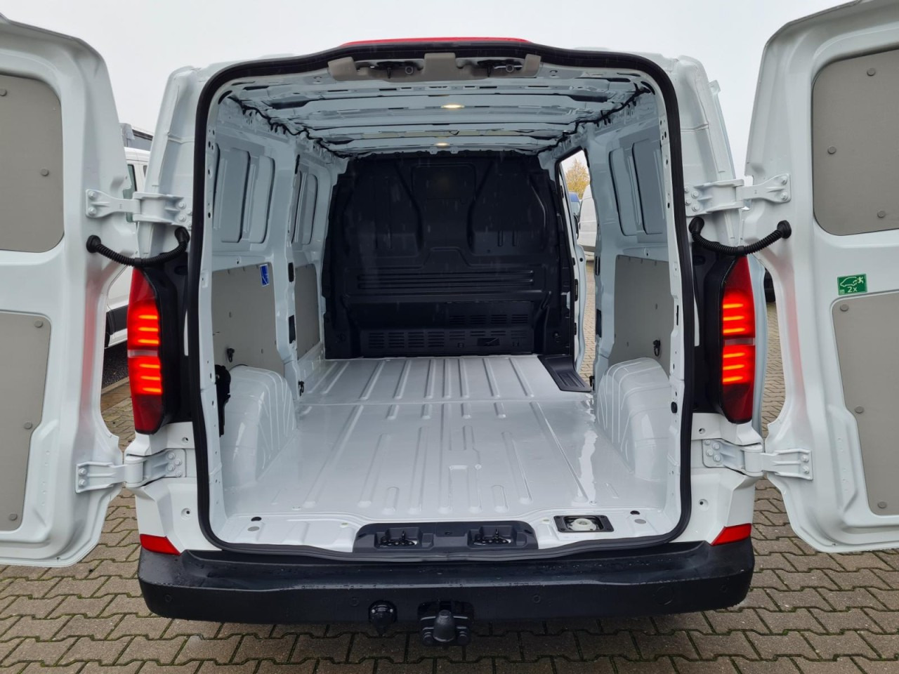 Lease a  Volkswagen T7 Transporter Kasten TDI 4Motion LR L2H1 LED AUTOM. Volkswagen T7 Transporter Kasten TDI 4Motion LR L2H1 LED AUTOM.: picture 6