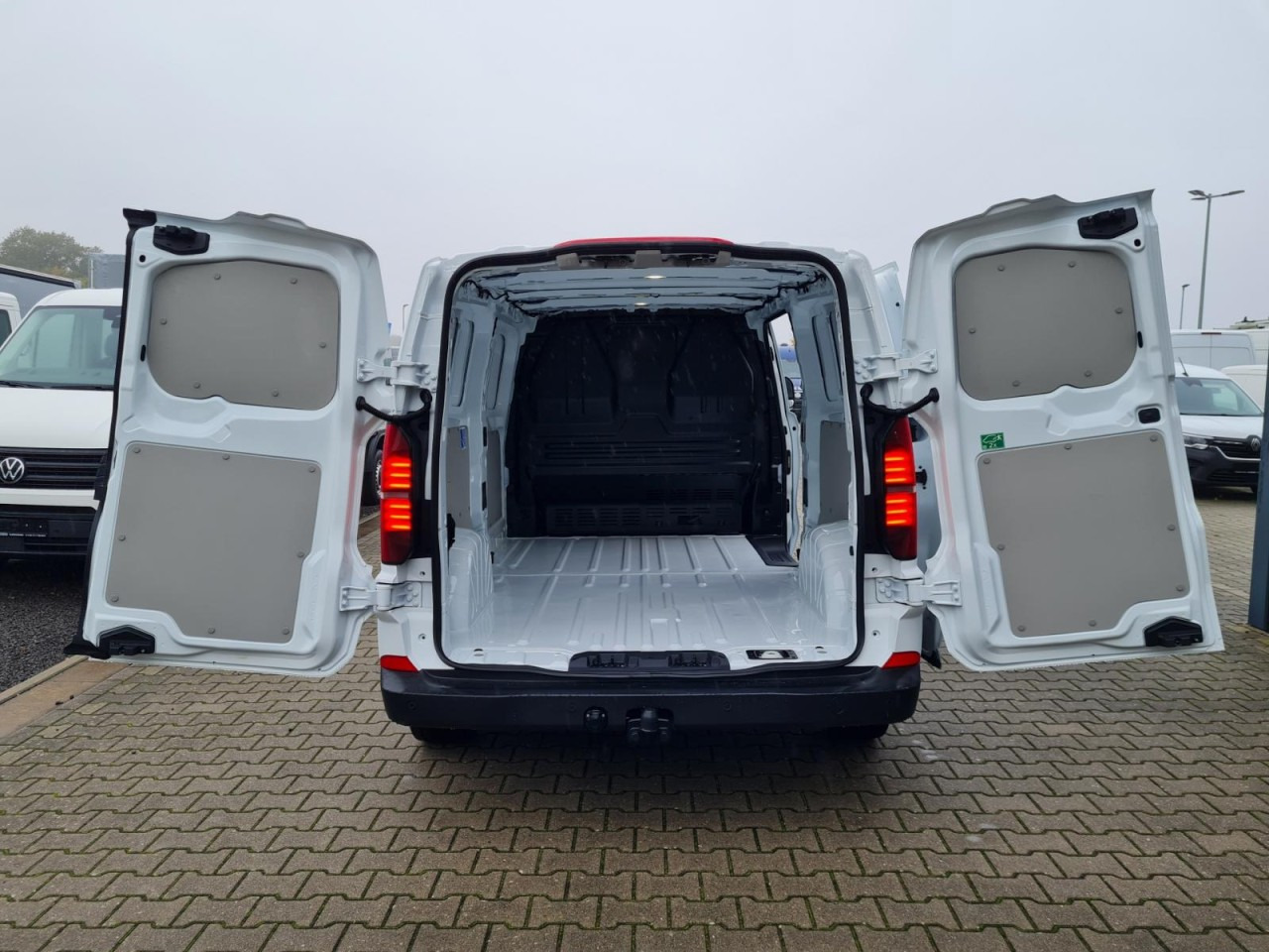 Lease a  Volkswagen T7 Transporter Kasten TDI 4Motion LR L2H1 LED AUTOM. Volkswagen T7 Transporter Kasten TDI 4Motion LR L2H1 LED AUTOM.: picture 16