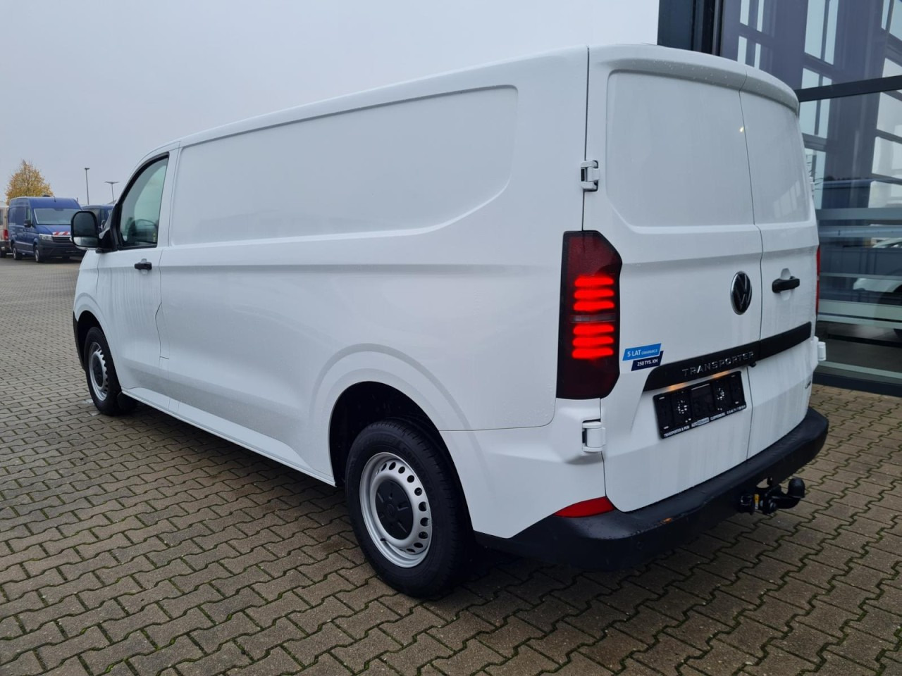 Lease a  Volkswagen T7 Transporter Kasten TDI 4Motion LR L2H1 LED AUTOM. Volkswagen T7 Transporter Kasten TDI 4Motion LR L2H1 LED AUTOM.: picture 7