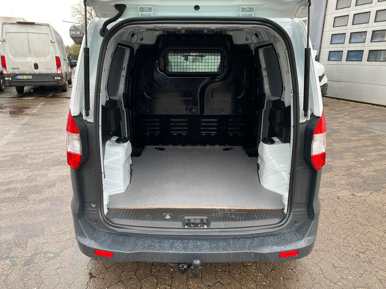 Ford Transit Courier 1.0 Trend Klima, AHK, RFK - Passenger van: picture 5 Ford Transit Courier 1.0 Trend Klima, AHK, RFK - Passenger van: picture 5