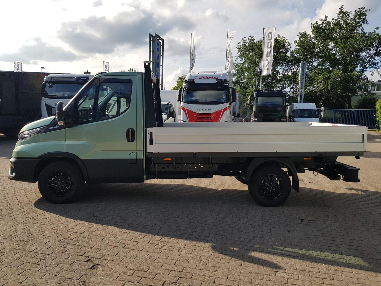 Iveco Daily 35S14HA8 Pritsche AHK 100 kW (136 PS),... - Flatbed van: picture 2 Iveco Daily 35S14HA8 Pritsche AHK 100 kW (136 PS),... - Flatbed van: picture 2