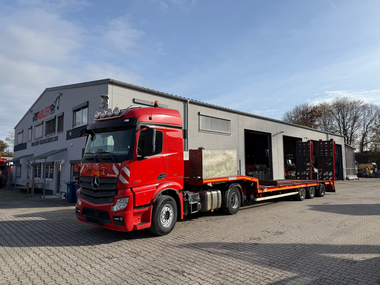 Mercedes-Benz 1845 Actros mit Goldhofer Tieflader - Tractor unit, Low loader semi-trailer: picture 2 Mercedes-Benz 1845 Actros mit Goldhofer Tieflader - Tractor unit, Low loader semi-trailer: picture 2