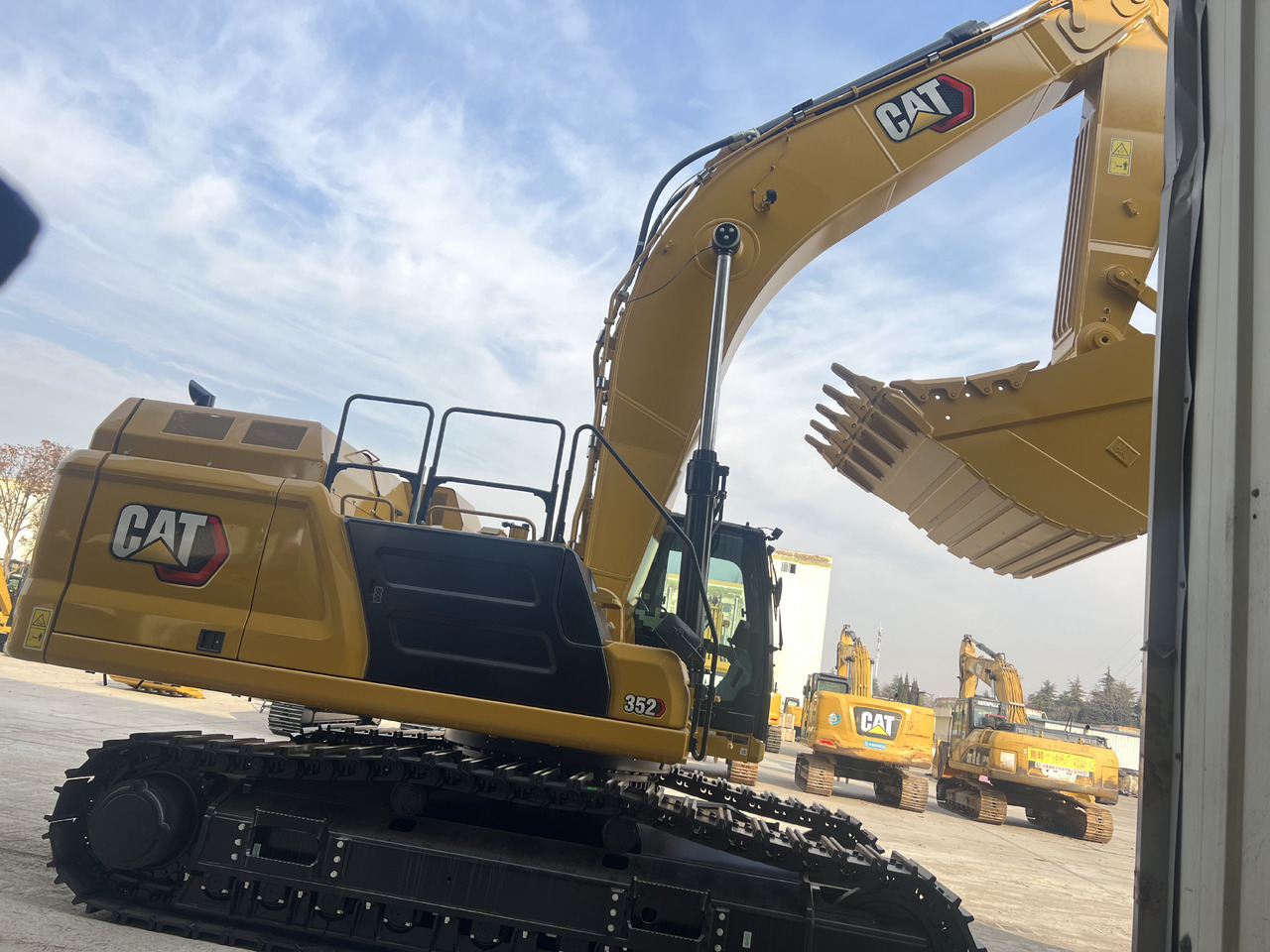 New Crawler excavator Caterpillar 352: picture 6