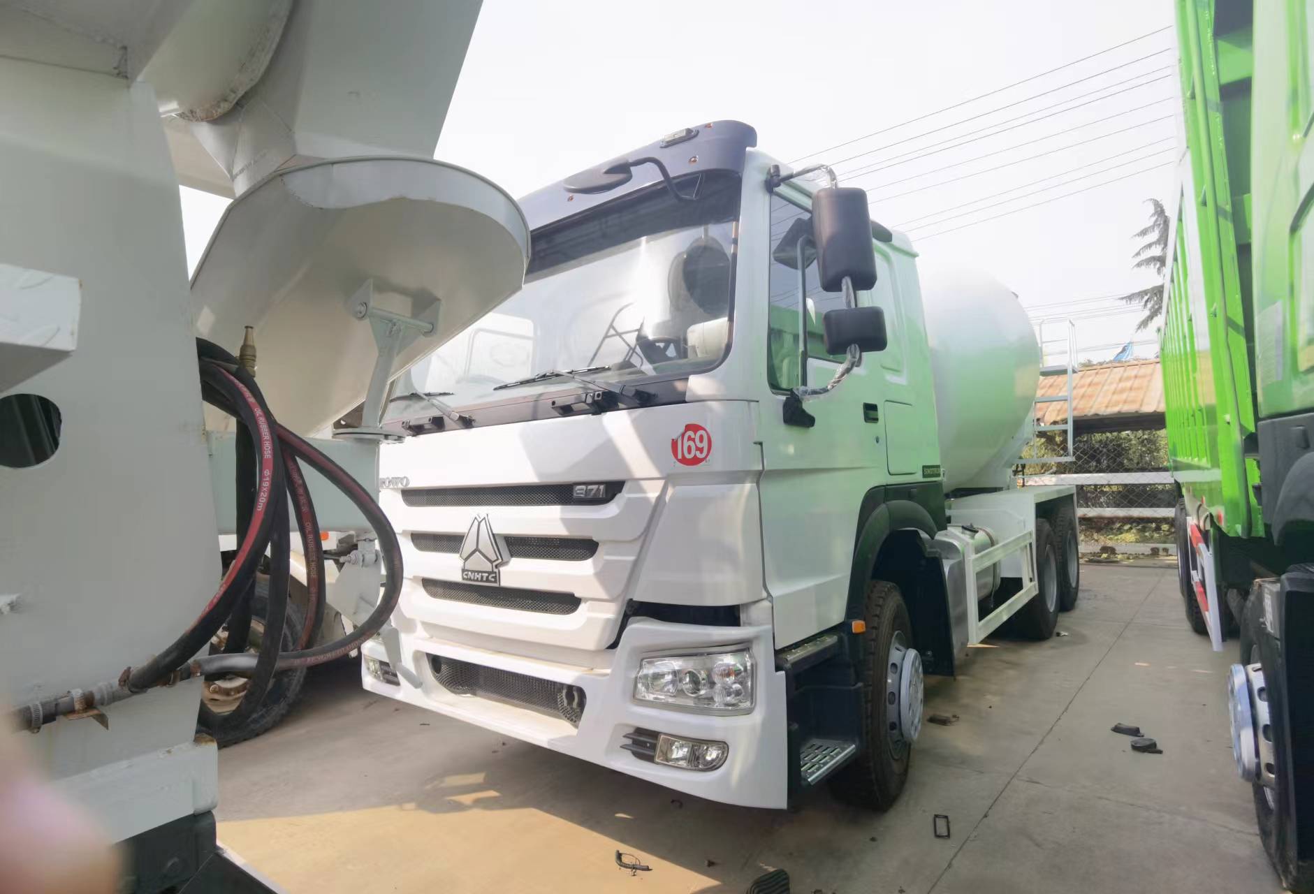 Sinotruk HOWO 371 6*4 Concrete mixer truck - Concrete mixer truck: picture 3 Sinotruk HOWO 371 6*4 Concrete mixer truck - Concrete mixer truck: picture 3