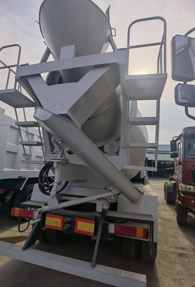 Sinotruk HOWO 371 Concrete mixer truck - Concrete mixer truck: picture 4 Sinotruk HOWO 371 Concrete mixer truck - Concrete mixer truck: picture 4