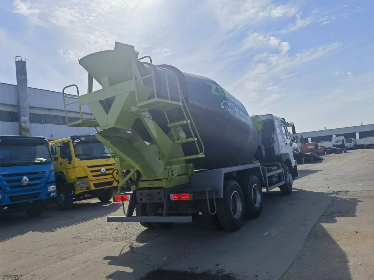 Sinotruk HOWO 6*4 Concrete mixer truck - Concrete mixer truck: picture 4 Sinotruk HOWO 6*4 Concrete mixer truck - Concrete mixer truck: picture 4