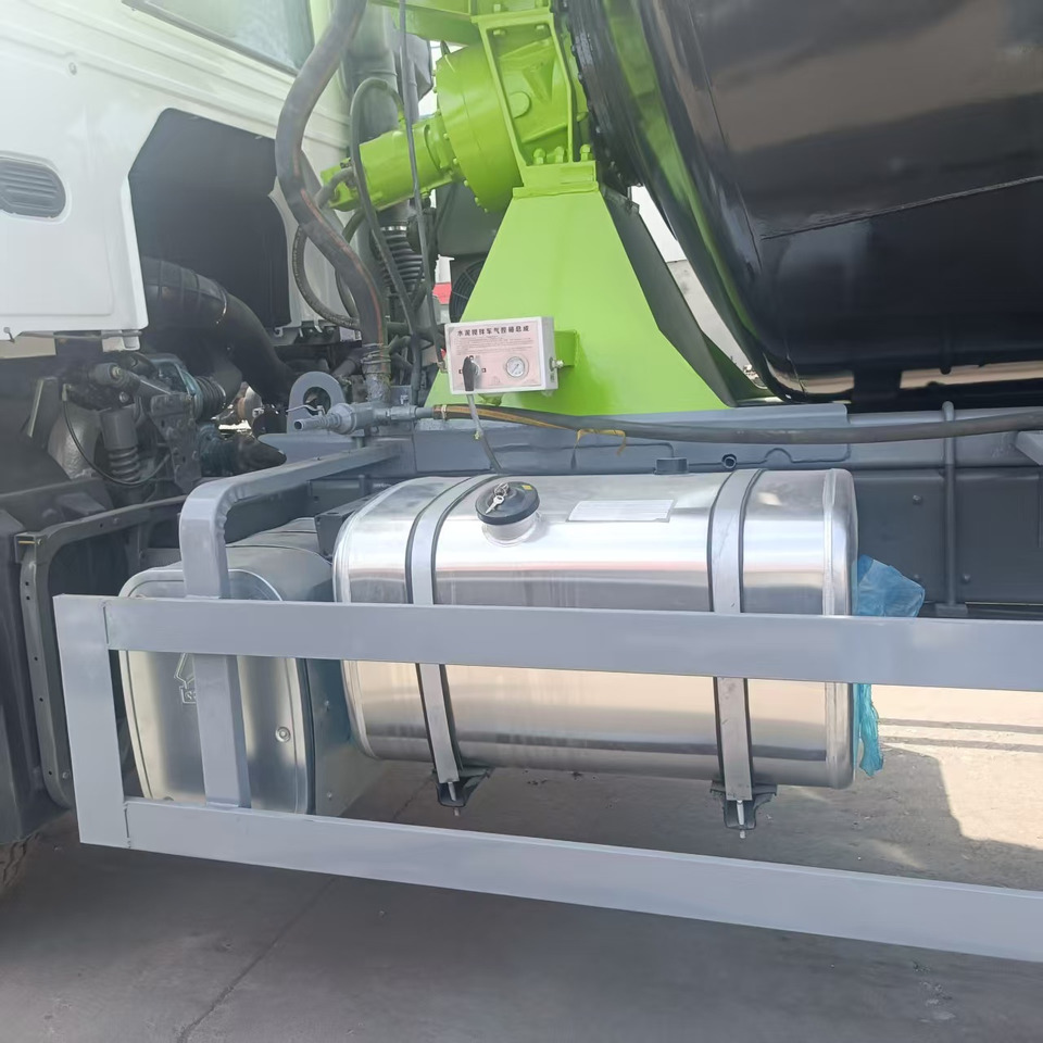 Sinotruk HOWO 6*4 Concrete mixer truck - Concrete mixer truck: picture 4 Sinotruk HOWO 6*4 Concrete mixer truck - Concrete mixer truck: picture 4