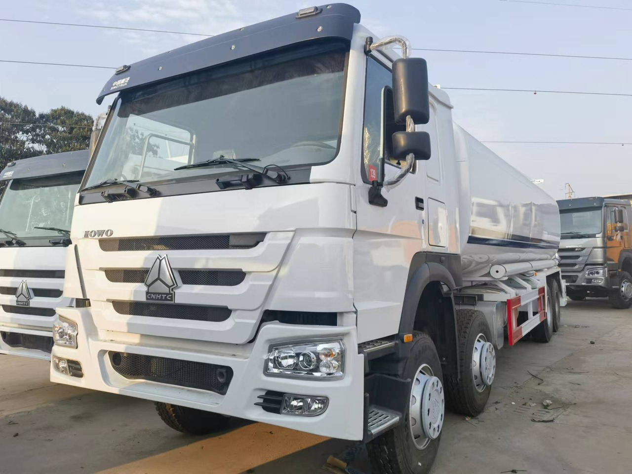 Sinotruk HOWO 8*4 Tank truck - Tank truck: picture 1 Sinotruk HOWO 8*4 Tank truck - Tank truck: picture 1