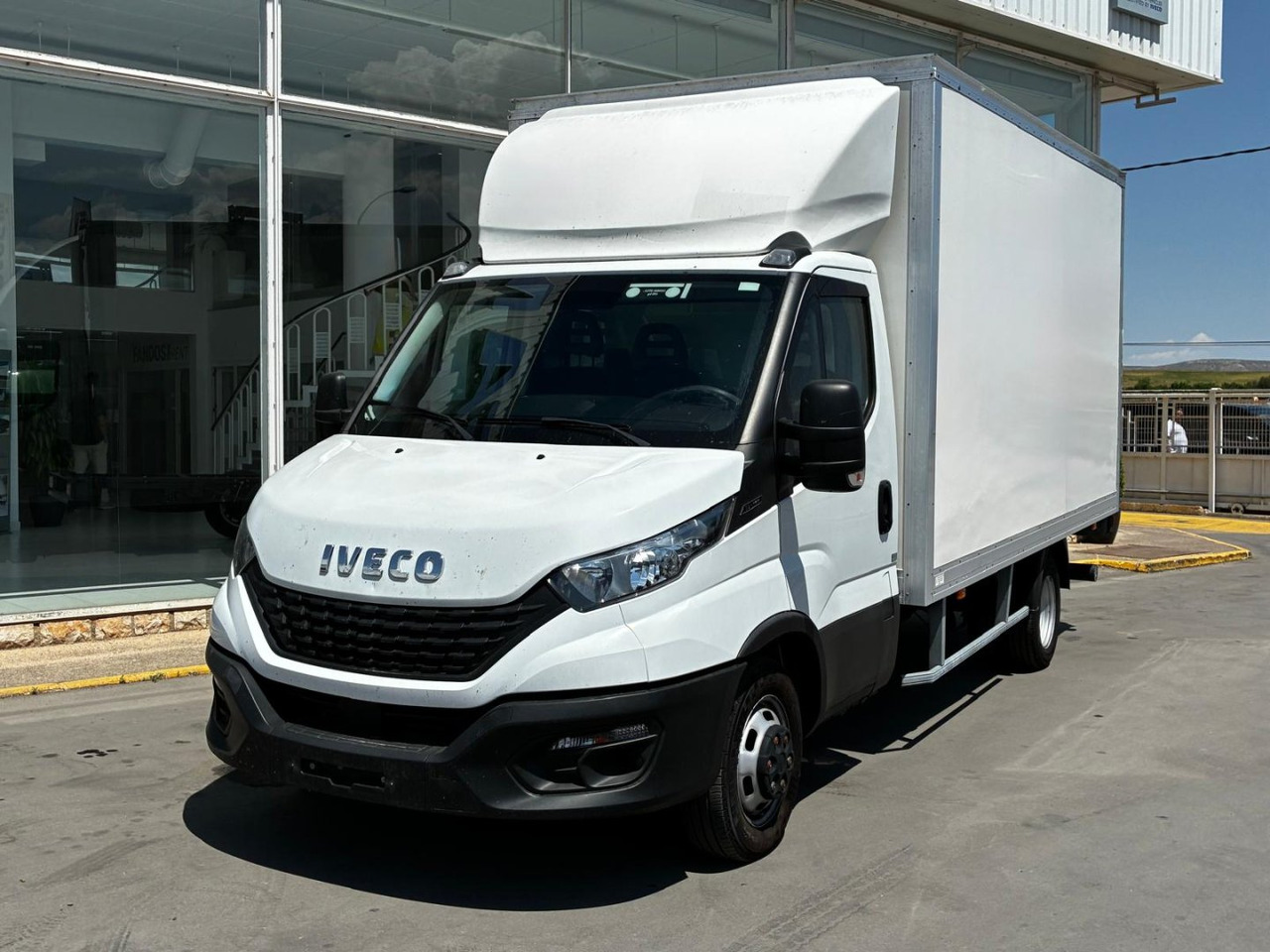 Caja cerrada con plataforma elevadora IVECO 35C16 20m3 - Box van: picture 1 Caja cerrada con plataforma elevadora IVECO 35C16 20m3 - Box van: picture 1