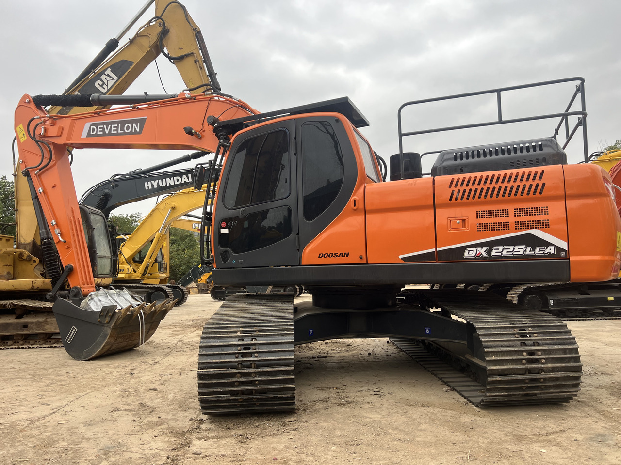 DEVELON DX225 DX300 DX340 - Crawler excavator: picture 1 DEVELON DX225 DX300 DX340 - Crawler excavator: picture 1