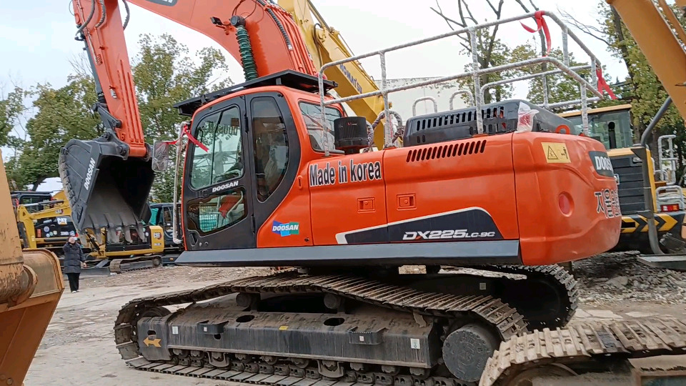 DOOSAN DX225 LC - Crawler excavator: picture 1 DOOSAN DX225 LC - Crawler excavator: picture 1