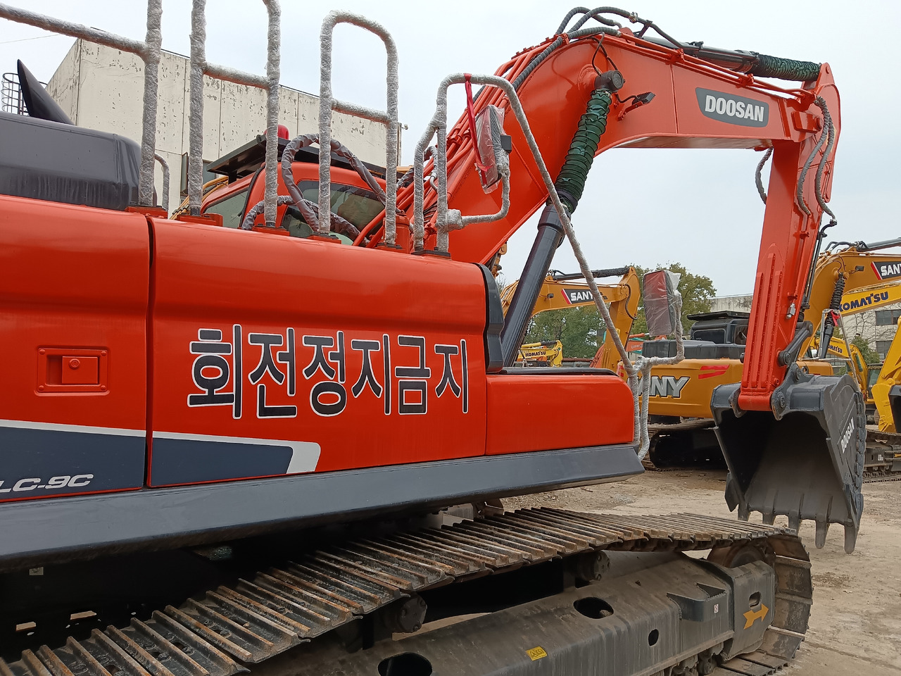 Crawler excavator DOOSAN DX225LCA: picture 19