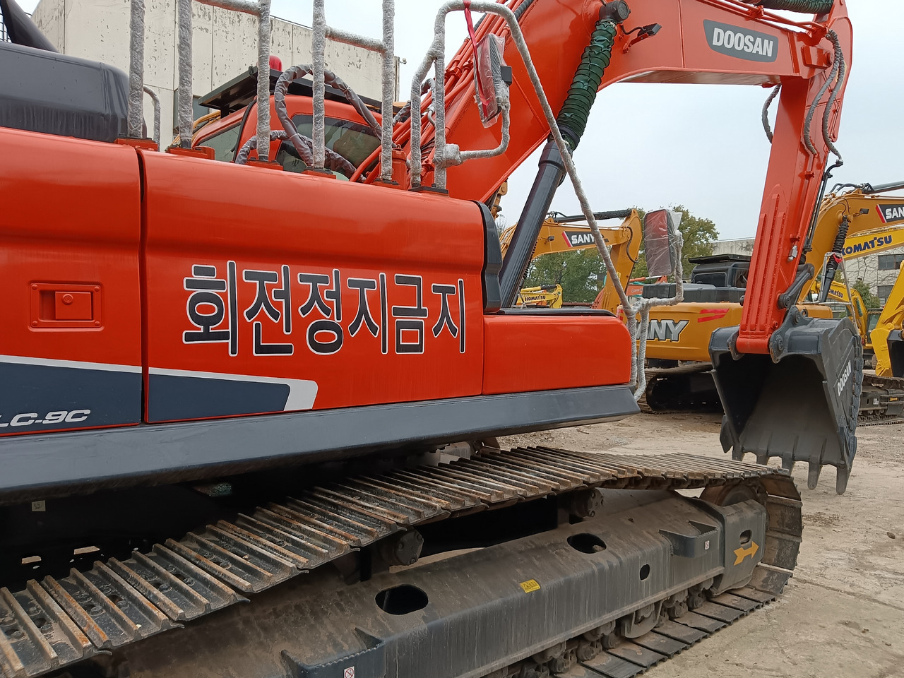 Crawler excavator DOOSAN DX225LCA: picture 18