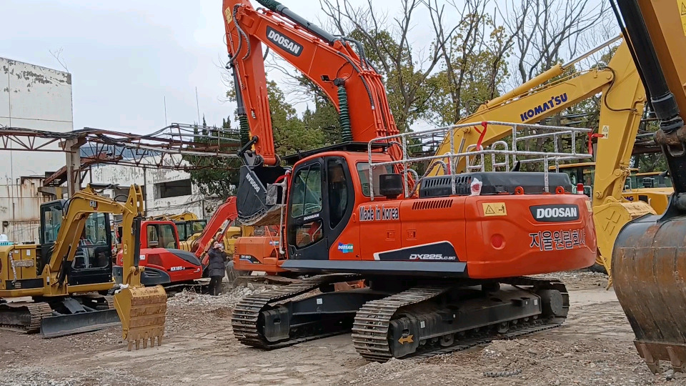 DOOSAN DX225LCA LC - 9C - Crawler excavator: picture 4 DOOSAN DX225LCA LC - 9C - Crawler excavator: picture 4