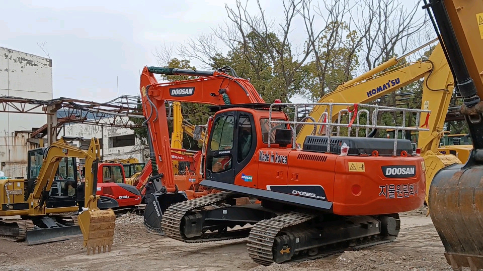 DOOSAN DX225LCA LC - 9C - Crawler excavator: picture 3 DOOSAN DX225LCA LC - 9C - Crawler excavator: picture 3