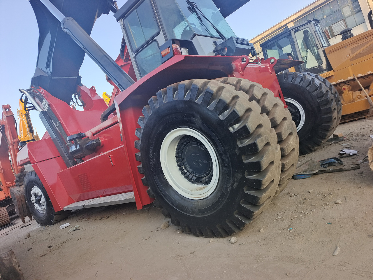 KALMAR DRF 450 45 TON REACH STACKER - Reach stacker: picture 1 KALMAR DRF 450 45 TON REACH STACKER - Reach stacker: picture 1