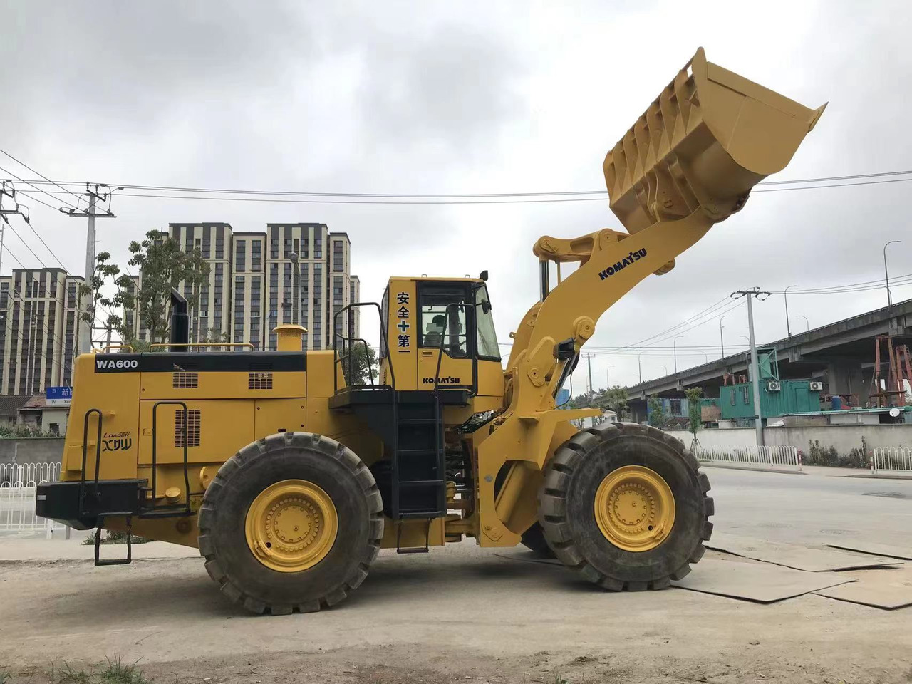 KOMATSU WA600-6 Komatsu WA 600 - 6 - Wheel loader: picture 2 KOMATSU WA600-6 Komatsu WA 600 - 6 - Wheel loader: picture 2