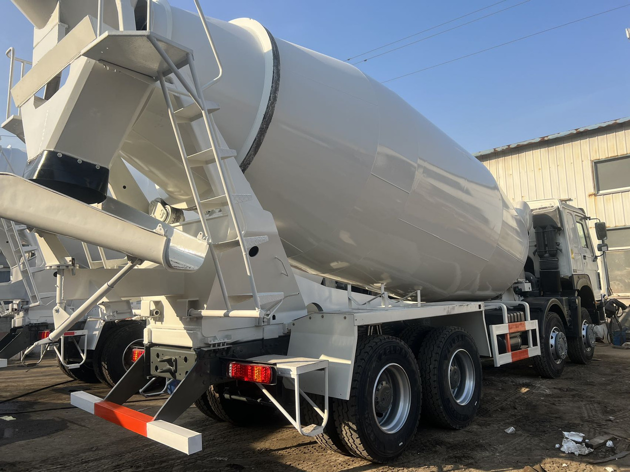 SINOTRUK HOWO 16 CBM CAPACITY - Concrete mixer truck: picture 2 SINOTRUK HOWO 16 CBM CAPACITY - Concrete mixer truck: picture 2