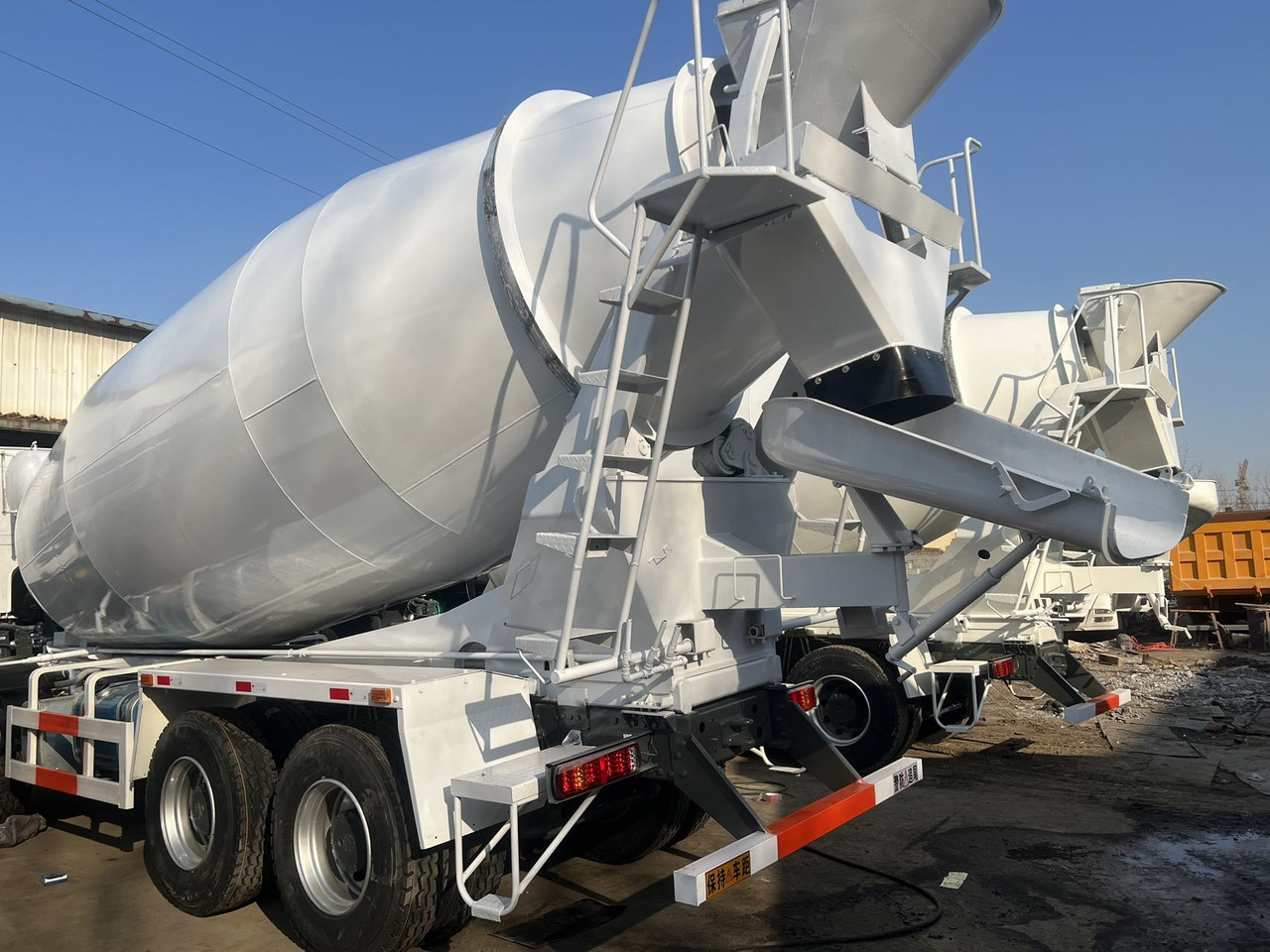 SINOTRUK HOWO 16 CBM CAPACITY - Concrete mixer truck: picture 1 SINOTRUK HOWO 16 CBM CAPACITY - Concrete mixer truck: picture 1