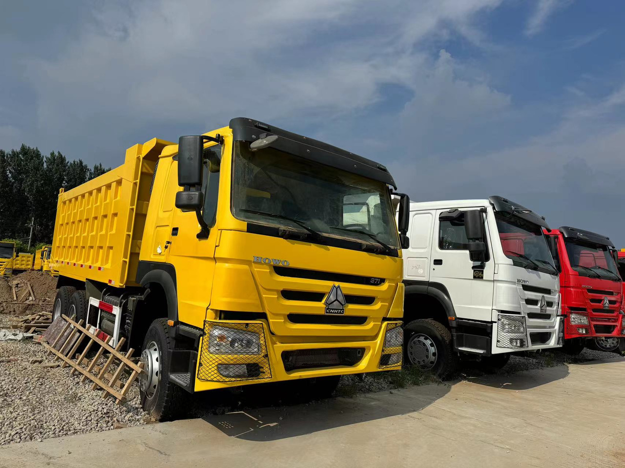 SINOTRUK HOWO DUMP TRUCK - Tipper: picture 1 SINOTRUK HOWO DUMP TRUCK - Tipper: picture 1