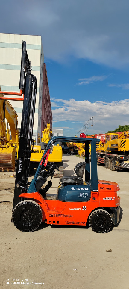 TOYOTA FD30 - Forklift: picture 1 TOYOTA FD30 - Forklift: picture 1