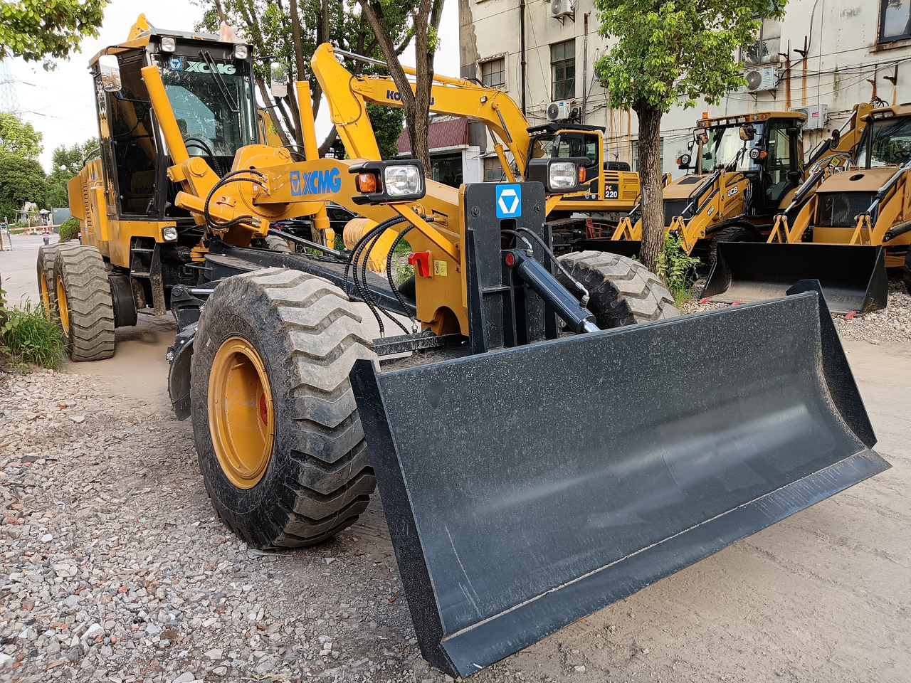 XCMG GR 2153 WITH RIPPER AND TWO BLADES - Grader: picture 1 XCMG GR 2153 WITH RIPPER AND TWO BLADES - Grader: picture 1