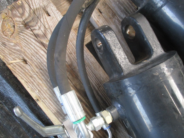 New Holland 84408341 Hydraulikzylinder - Attachment for Farm tractor: picture 2 New Holland 84408341 Hydraulikzylinder - Attachment for Farm tractor: picture 2