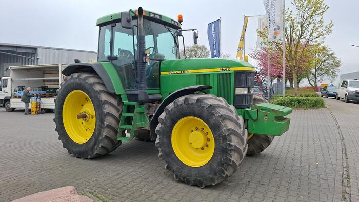 Farm tractor John Deere 7710: picture 6