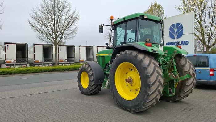 Farm tractor John Deere 7710: picture 8