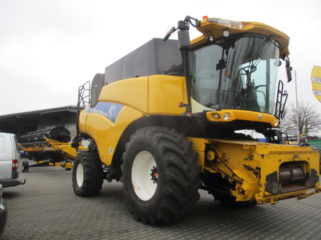 New Holland CR 9060 Elevation - Combine harvester: picture 2 New Holland CR 9060 Elevation - Combine harvester: picture 2