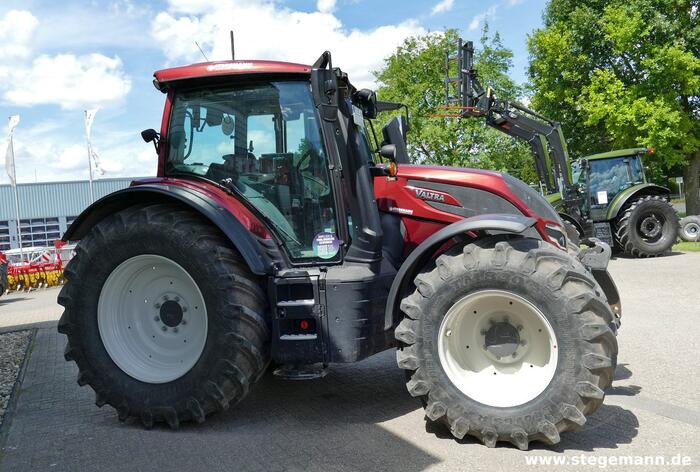 Valtra N155 - Farm tractor: picture 2 Valtra N155 - Farm tractor: picture 2