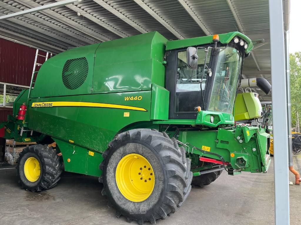 John Deere W 440 - Combine harvester: picture 1 John Deere W 440 - Combine harvester: picture 1