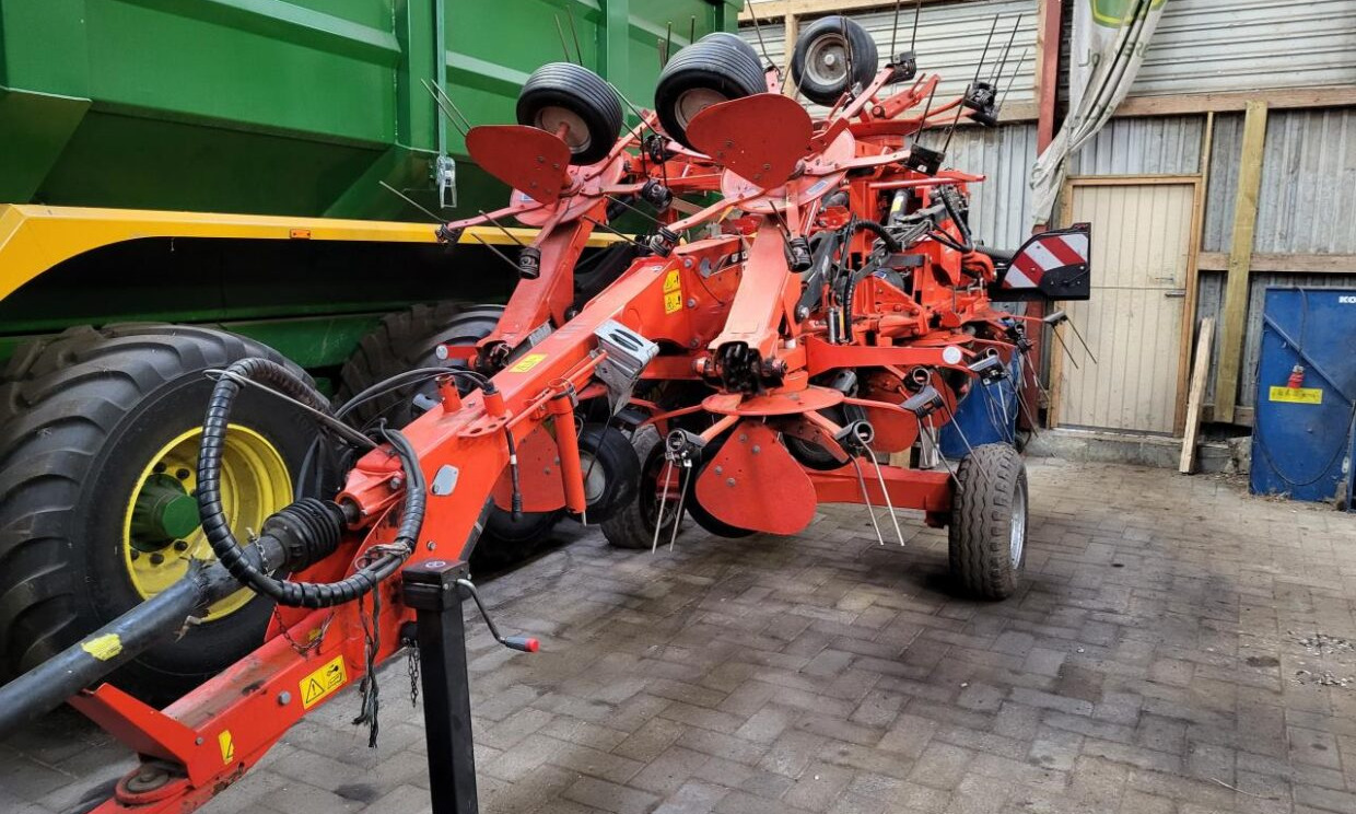 Kuhn 13M SPREDER - Tedder/ Rake: picture 1 Kuhn 13M SPREDER - Tedder/ Rake: picture 1