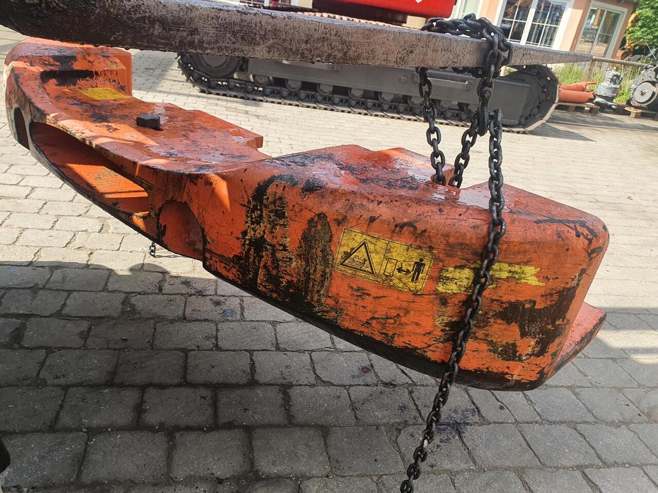 Hitachi ZW 220 - Counterweight for Wheel loader: picture 4 Hitachi ZW 220 - Counterweight for Wheel loader: picture 4