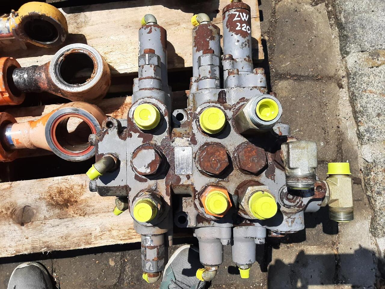 Hitachi ZW 220 - Hydraulic valve for Construction machinery: picture 3 Hitachi ZW 220 - Hydraulic valve for Construction machinery: picture 3